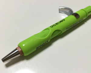 鉛筆の持ち方を直すための補助器具「大人のもちかた先生」を使っています